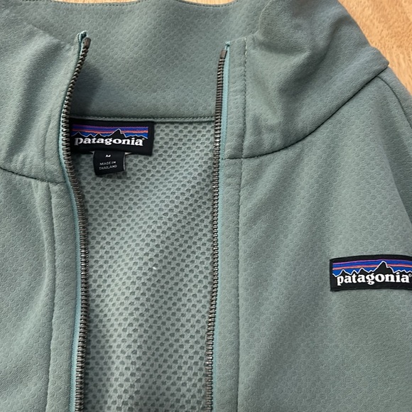 Size M Patagonia green zip up - Picture 2 of 3